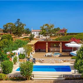 4 bedroom villa with pool close to beach on Akrotiri peninsula, sleeps 8